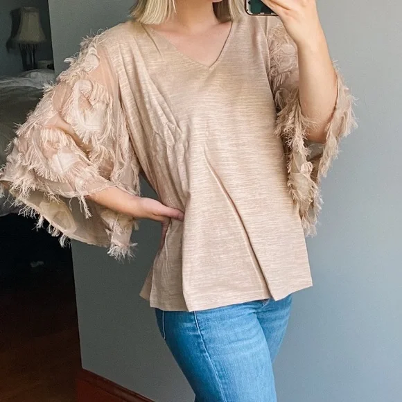 NWT FEATHERED TOP - Picture 3 of 4